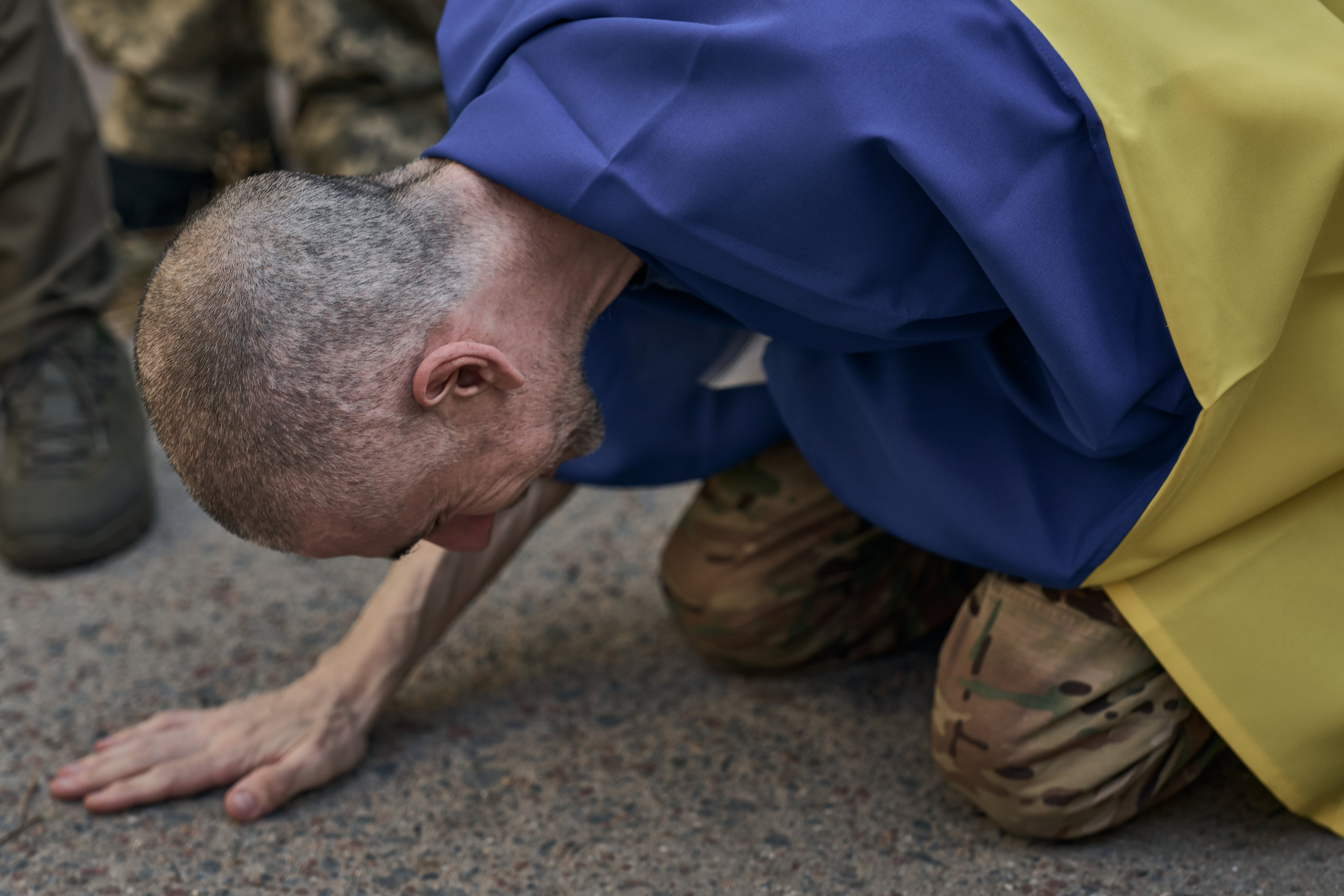 Un prisionero ucraniano liberado vuelve a tocar suelo de su país en Chernígov