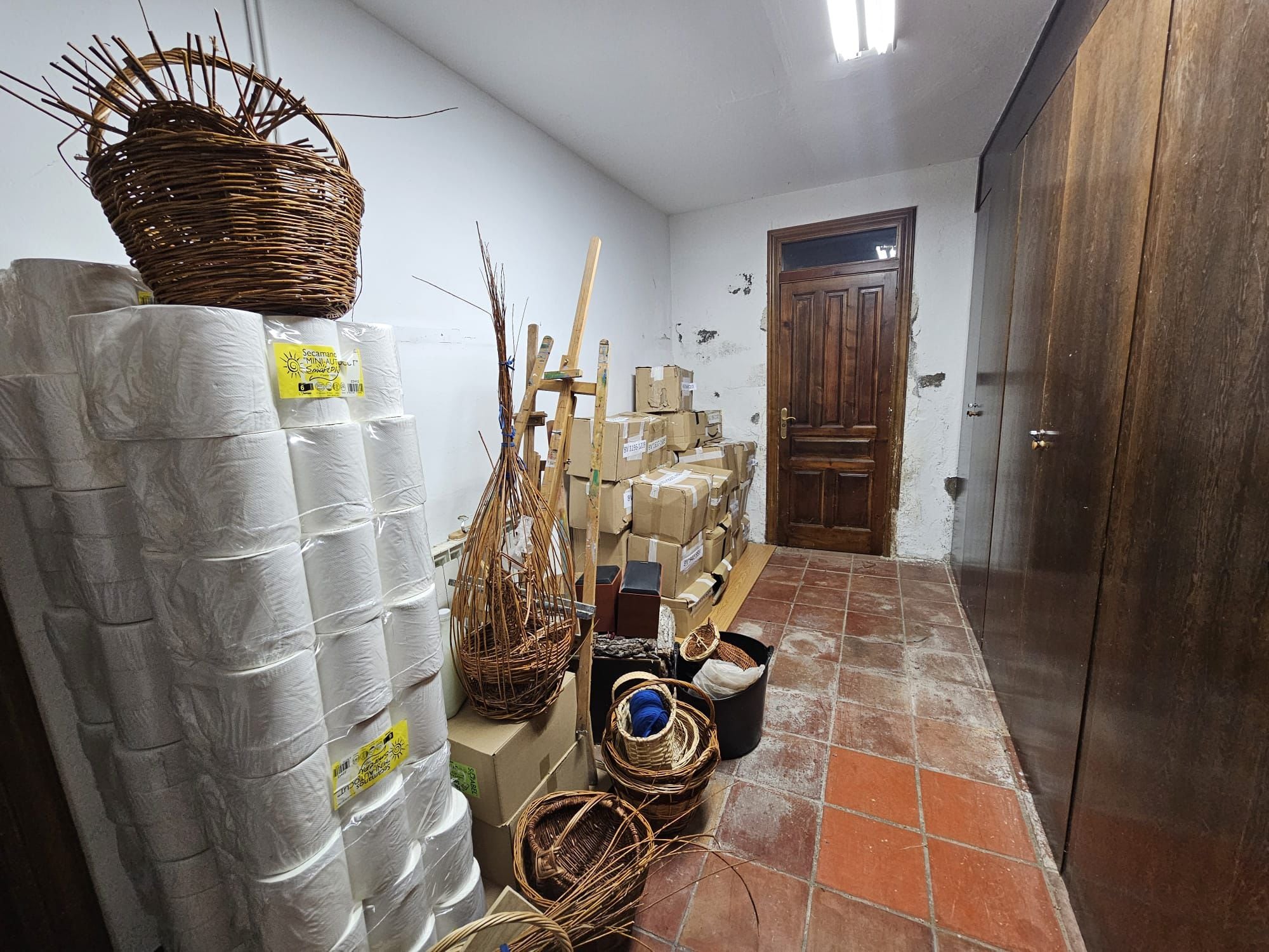 Cajas con los documentos de Buero Vallejo, al fondo del trastero