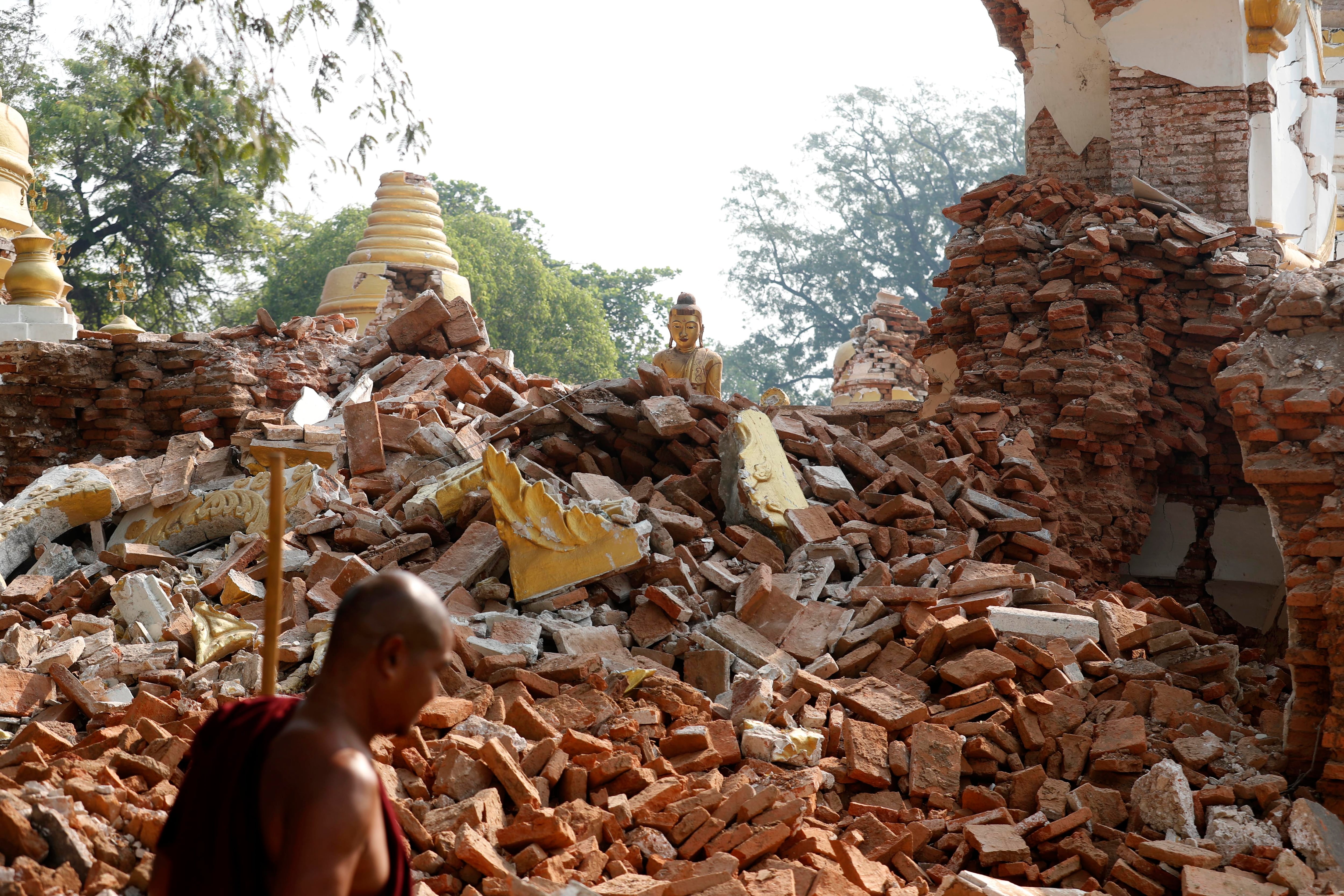 Tareas de rescate en Mandalay tras el terremoto de Birmania.