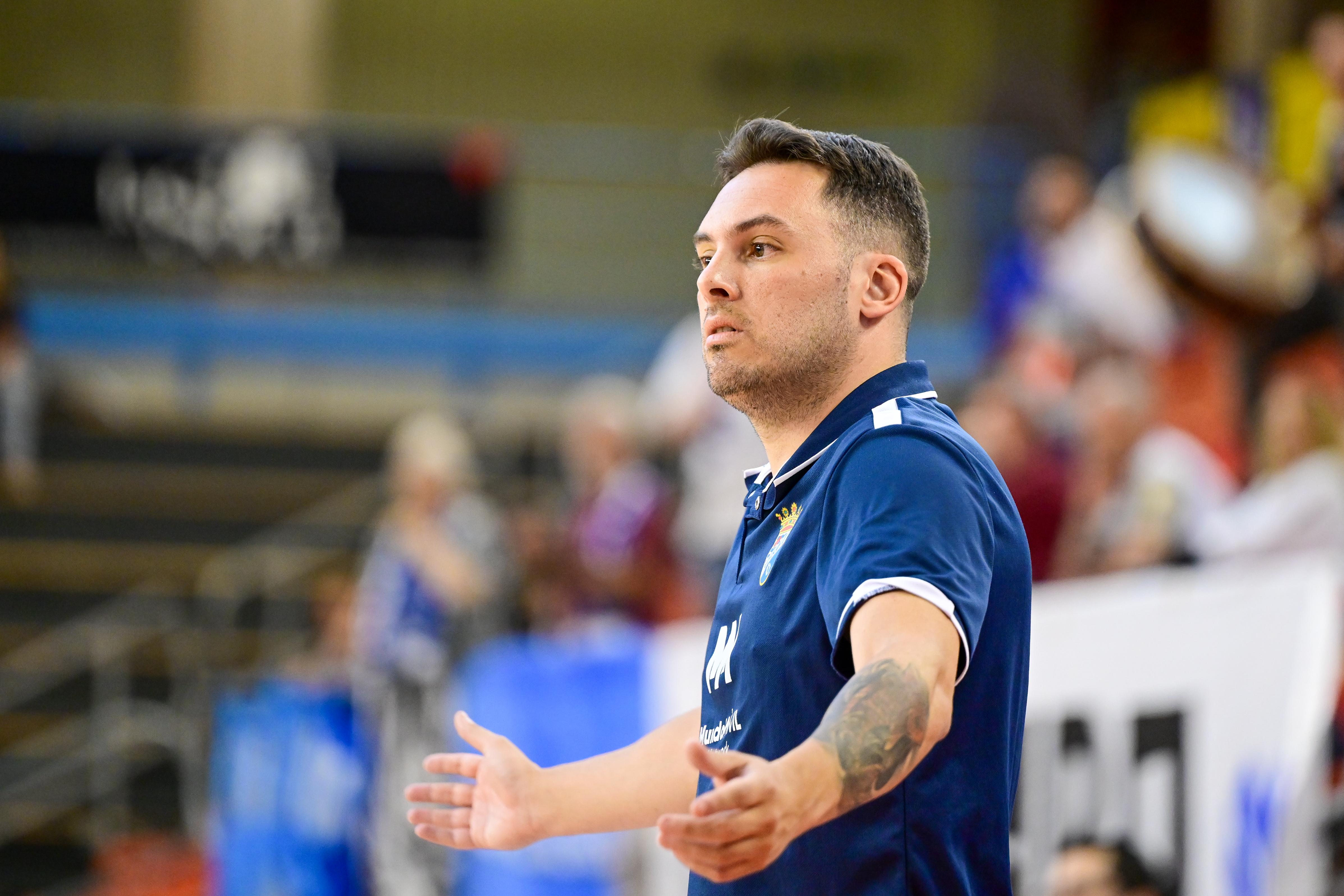 Emiliano Massarelli durante un partido esta temporada