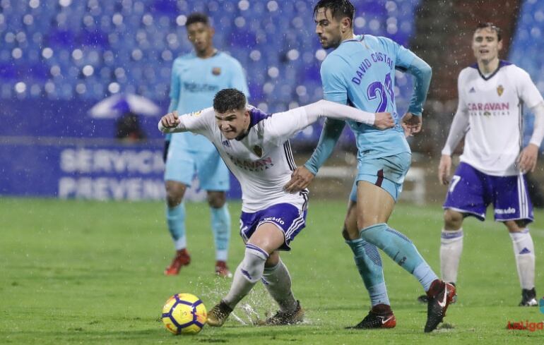 Guti, autor del gol del Real Zaragoza, se escapa de la marca de David Costas