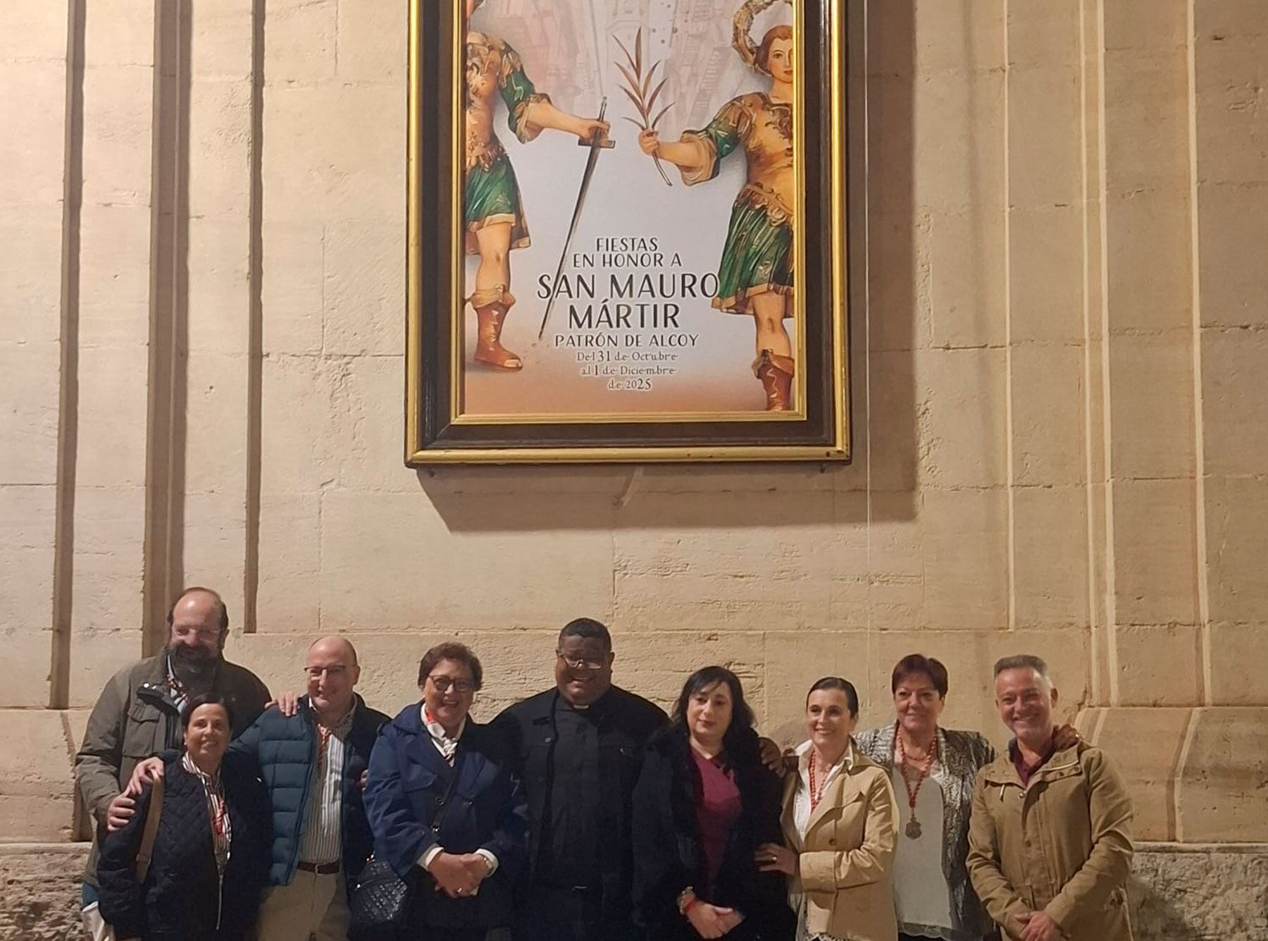 Componentes de la Asociación de San Mauro y el cura párroco Jesús Fuentes, junto al cartel de la festividad del patrón San Mauro