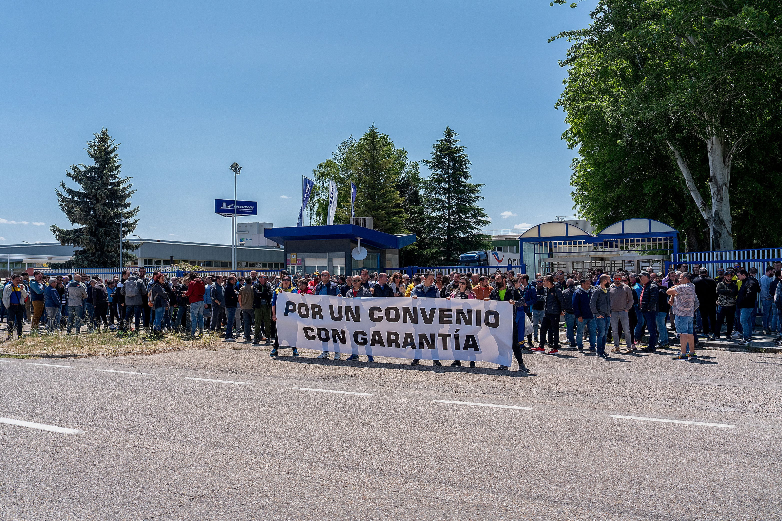 ARANDA DE DUERO (BURGOS), 18/05/2023.- Concentración de trabajadores de la factoría de Michelín España en Aranda de Duero (Burgos) este jueves para reivindicar, entre otros asuntos, que se incluya una garantía salarial vinculada al Indice de Precios al Consumo (IPC) en la oferta de la empresa de la negociación del nuevo convenio colectivo. EFE/ Paco Santamaría
