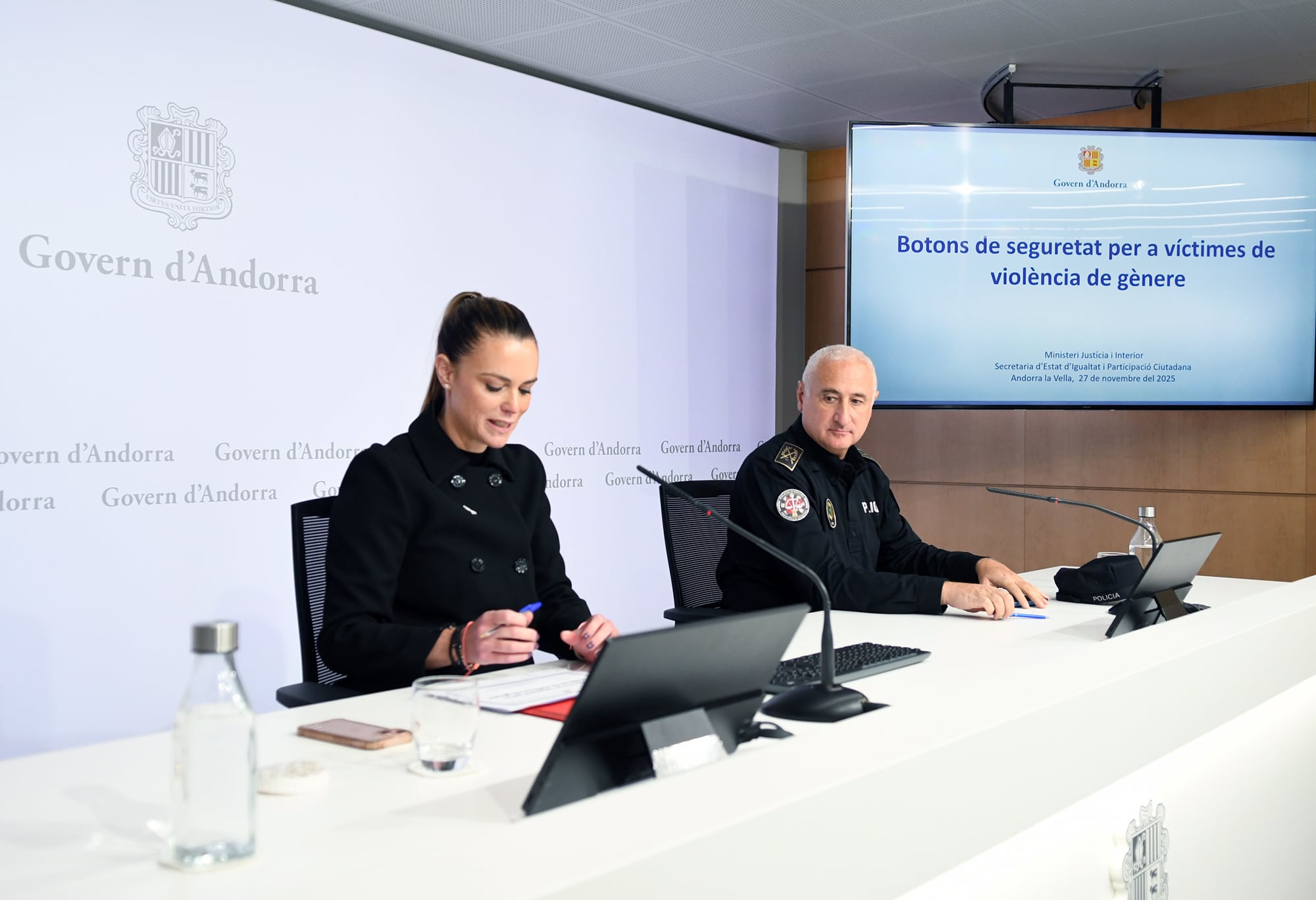La secretària d&#039;Estat d&#039;Igualtat, Mariona Cadena, i el director adjunt de la policia, Antoni Rodríguez, presenten el conveni per instaurar un botó de seguretat per a les víctimes de violència de gènere