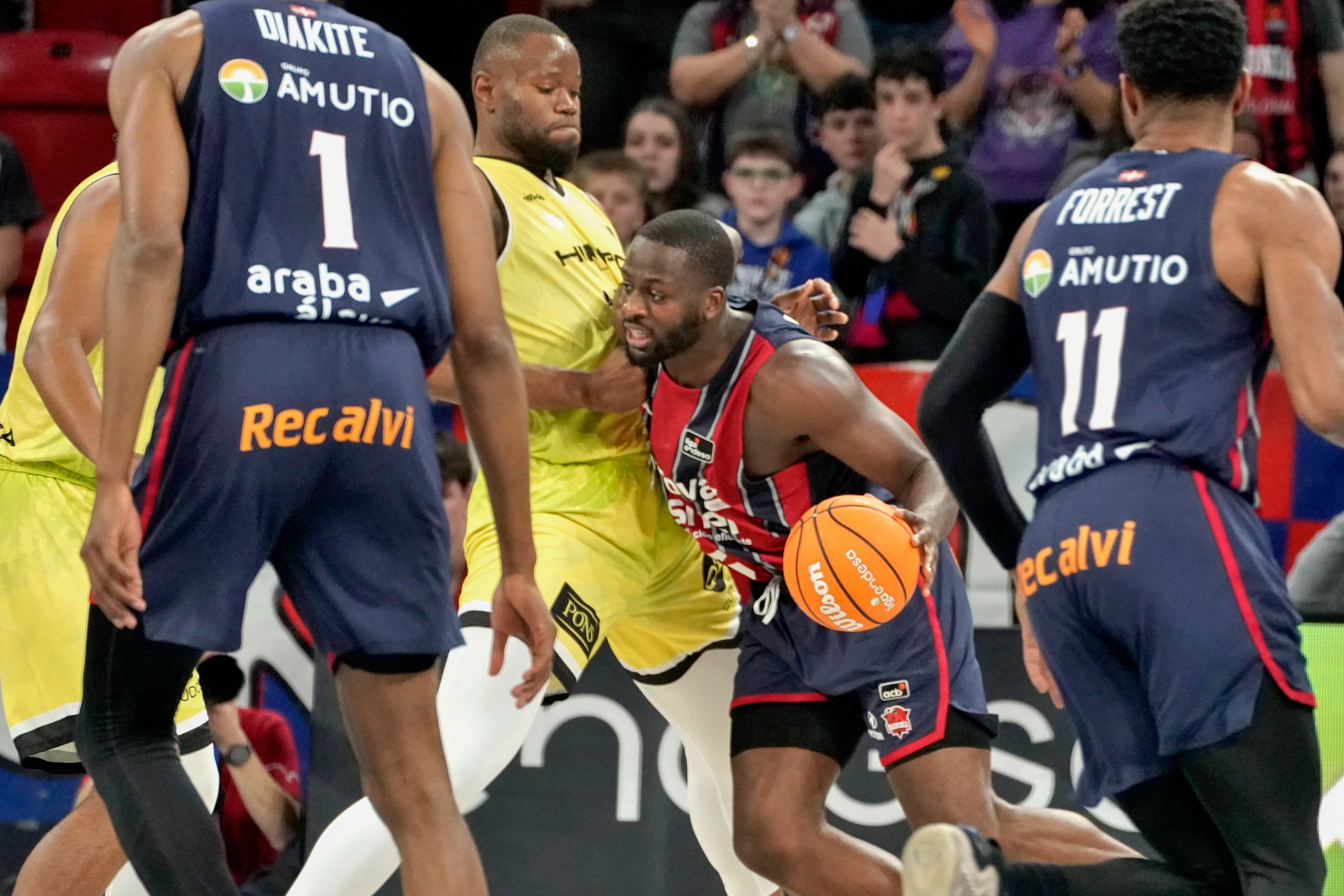 VITORIA , 08/03/2026.- El alero nigeriano del Baskonia Eugene Omoruyi (2d) intenta superar al pívot senegalés del Hiopos Lleida Atoumane Diagné (3i) durante el partido de Liga Endesa de baloncesto entre Kosner Baskonia e Hiopos Lleida, este domingo en el Fernando Buesa Arena. EFE / L. Rico
