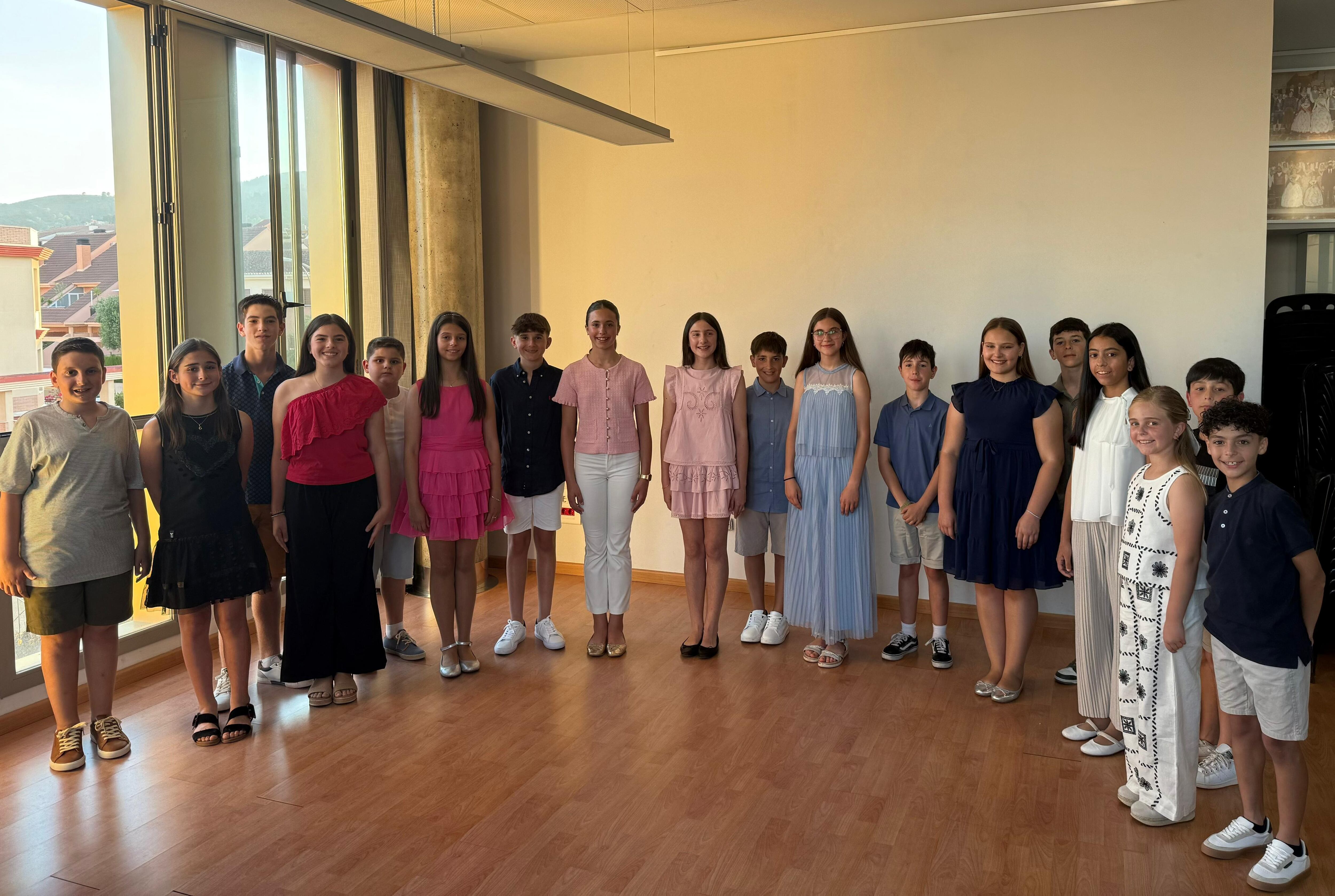 Triana Benavent junto a su Corte de Honor 2026