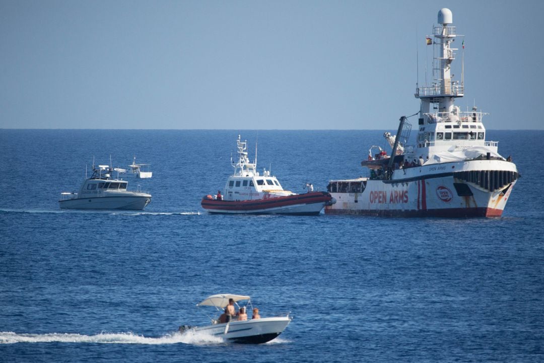 El Open Arms podría enfrentarse a 900.000 euros de multa por &quot;buscar&quot; migrantes para rescatarlos