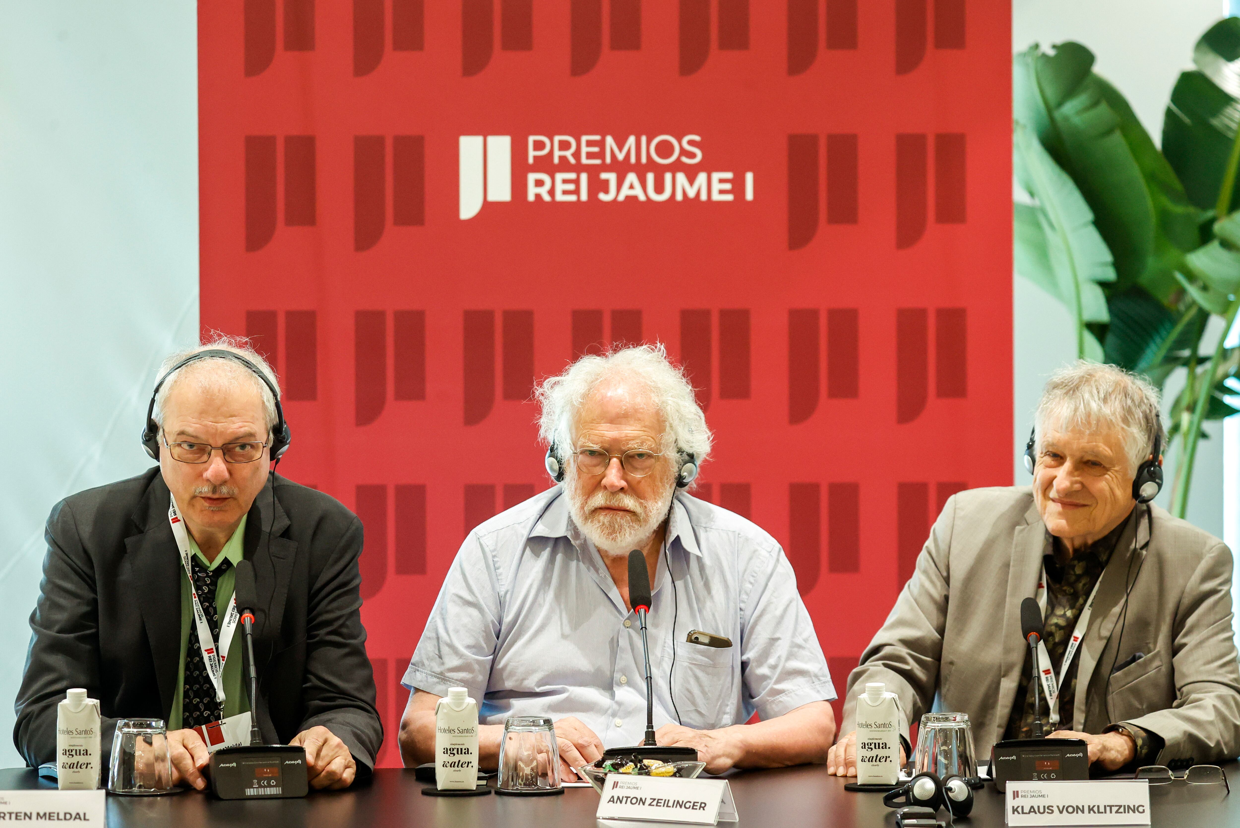 GRAFCVA3814. VALENCIA, 05/06/2023.-Los Premios Nobel de Física 2022, Anton Zeilinger (c) , Química 2022, Morten Meldan (i) , y Física 1985, Klaus Von Klitzing (d) , que junto a otros 18 distinguidos con este galardón forman parte de los jurados de los Premios Jaume I, comparecen en la jornada previa al fallo de la 35ª edición, que se centra en proclamar la necesidad de perder el miedo a la inteligencia artificial a través de la información y el conocimiento.EFE/ Kai Forsterling
