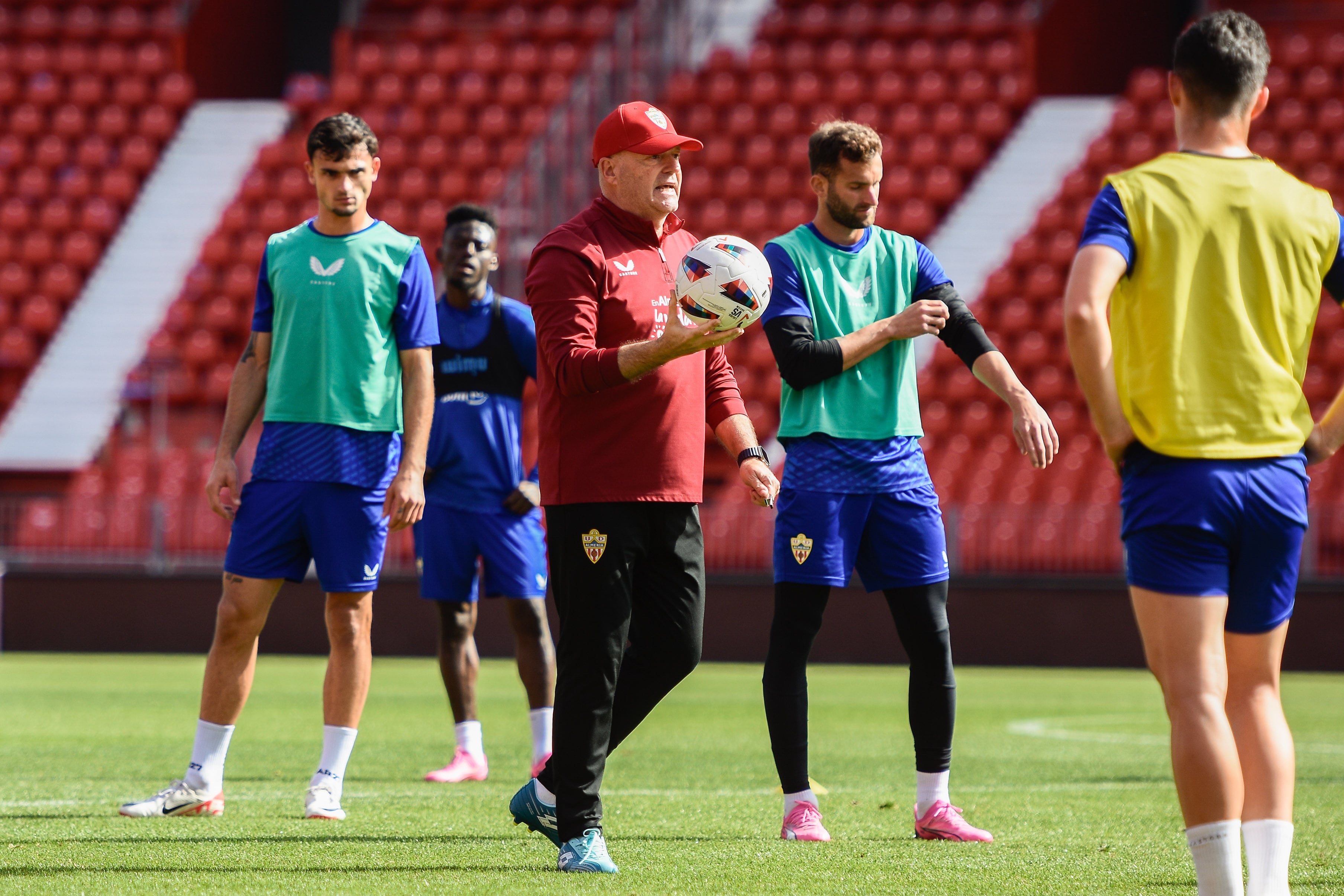 El entrenador del Almería ha preparado a conciencia el encuentro de este domingo.
