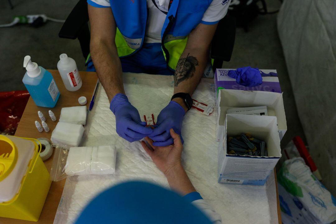 Un sanitario se hace el test para diagnosticar el Covid-19 durante un día de trabajo, foto de archivo
