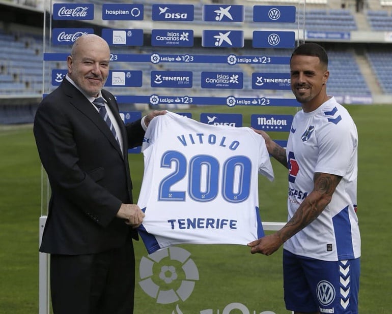 Vitolo y Miguel Concepción posando juntos en la conmemoración de los doscientos partidos del exjugador blanquiazul con el CD Tenerife