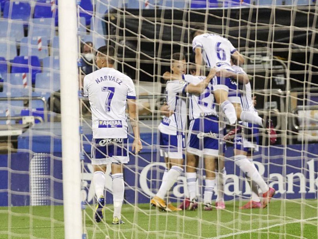 Los jugadores del Real Zaragoza celebran un gol en La Romareda