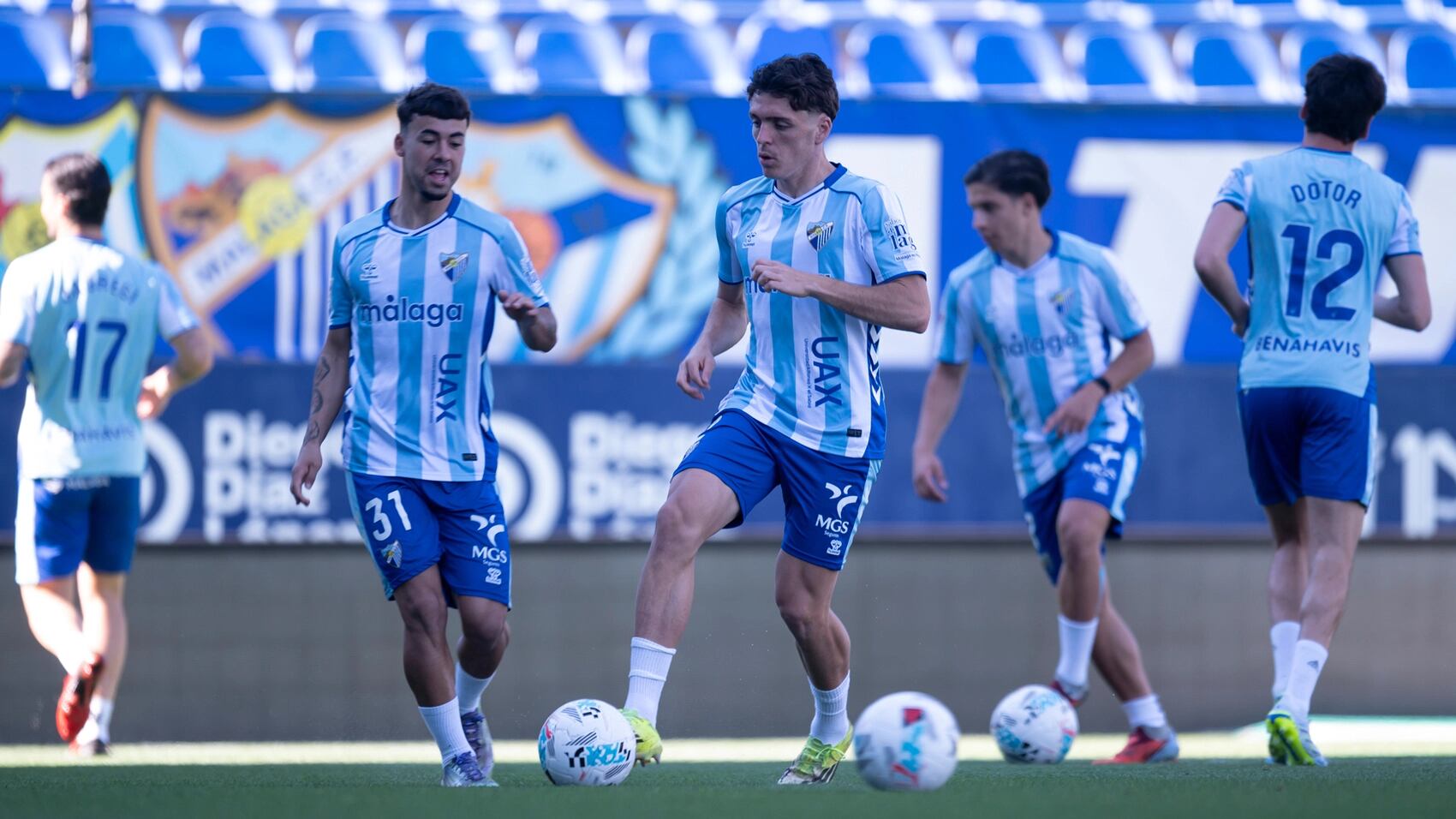 El Málaga entrena con la primera equipación para la foto oficial