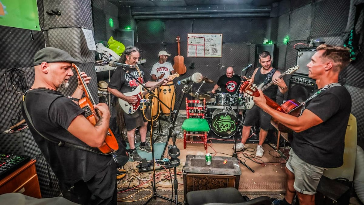 Una vaquería de Elda reconvertida en templo musical para las bandas locales