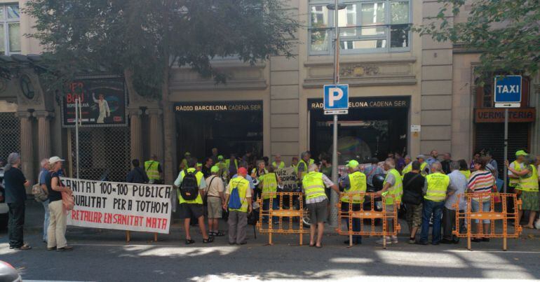 La 'Marea Blanca' també s'ha apropat a Ràdio Barcelona a fer paleses les seves reivindicacions