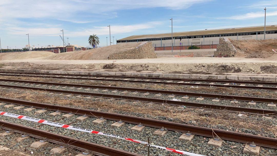 Tramo de vías junto al Parque del Mar que se rehabilitarán para que los trenes accedan hasta el apartadero de Casa Mediterráneo