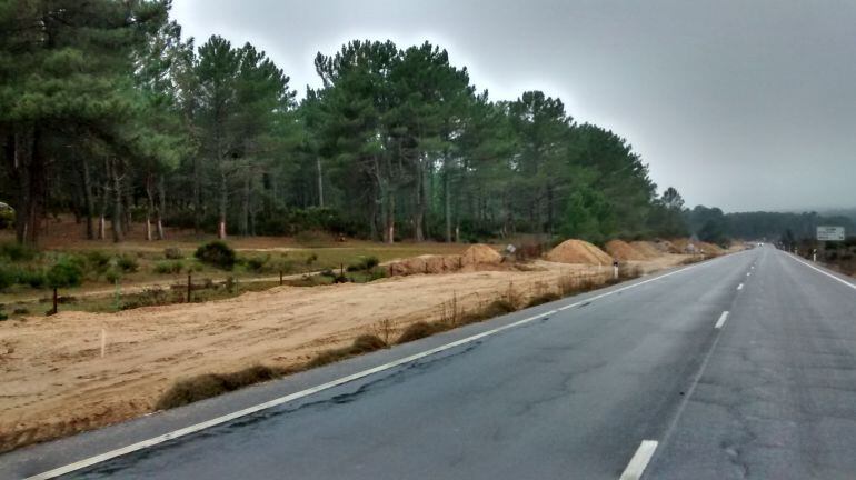 Imagen de las obras que el Ayuntamiento de Las Navas del Marqués está realizando para construir un carril bici.