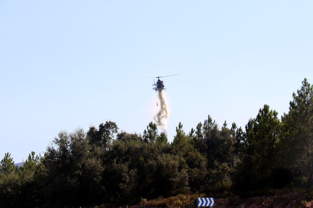 Un helicòpter sobrevolant la zona afectada per l'incendi forestal a Caldes de Malavella