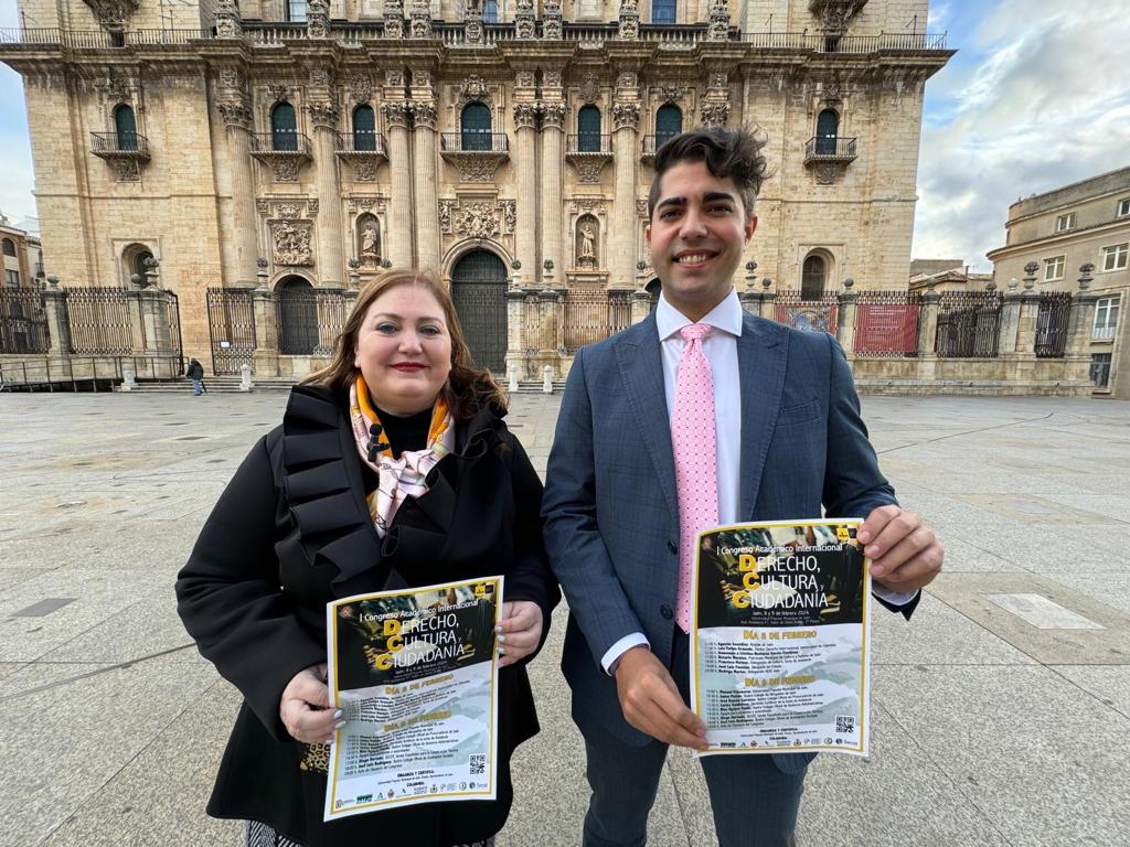 La presidenta del Patronato de la Universidad Popular Municipal, Carmen Rueda, y el director de la UPM, Manuel Palomares, posan con el cartel de un Congreso en Jaén