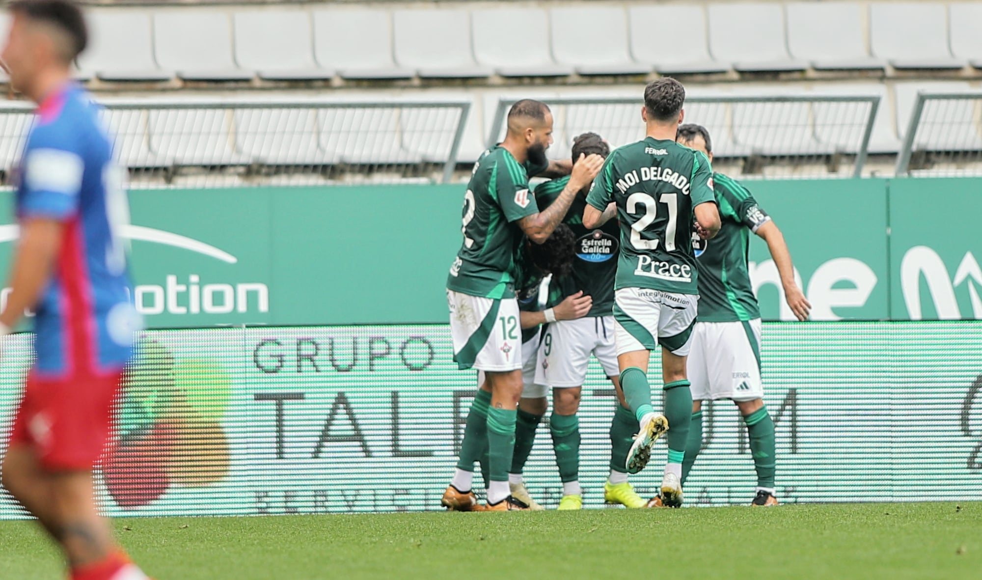 Los jugadores del Racing festejan el gol de Eneko Jauregi ante el Elche en A Malata (foto: Cadena SER)