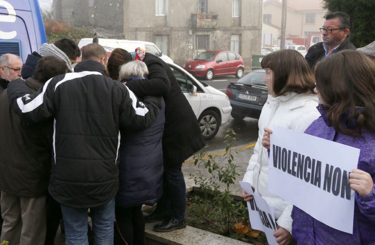 La familia de Ana María Enjamio, asesinada la noche del viernes en Vigo, durante la concentración de repulsa contra la violencia machista esta mañana ente en lalocalidad coruñesa de Boqueixón.