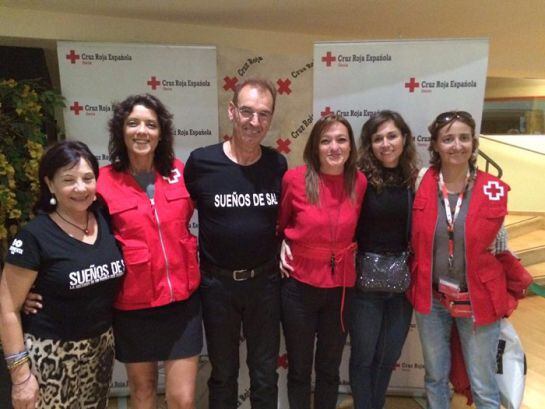 Participantes en el acto solidario posan felices tras el éxito obtenido