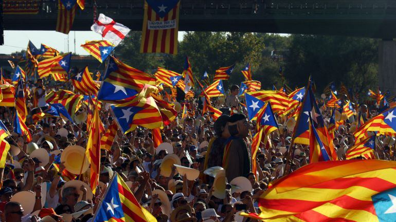 La gent concentrada a la canalització del Segre fent onejar estelades, l'11 de setembre de 2016