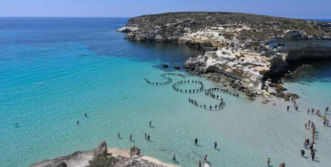 SOS en la Playa del Conejo, en Lampedusa, a escasos 900 metros del lugar donde se produjo la mayor tragedia de la inmigración, en octubre de 2013