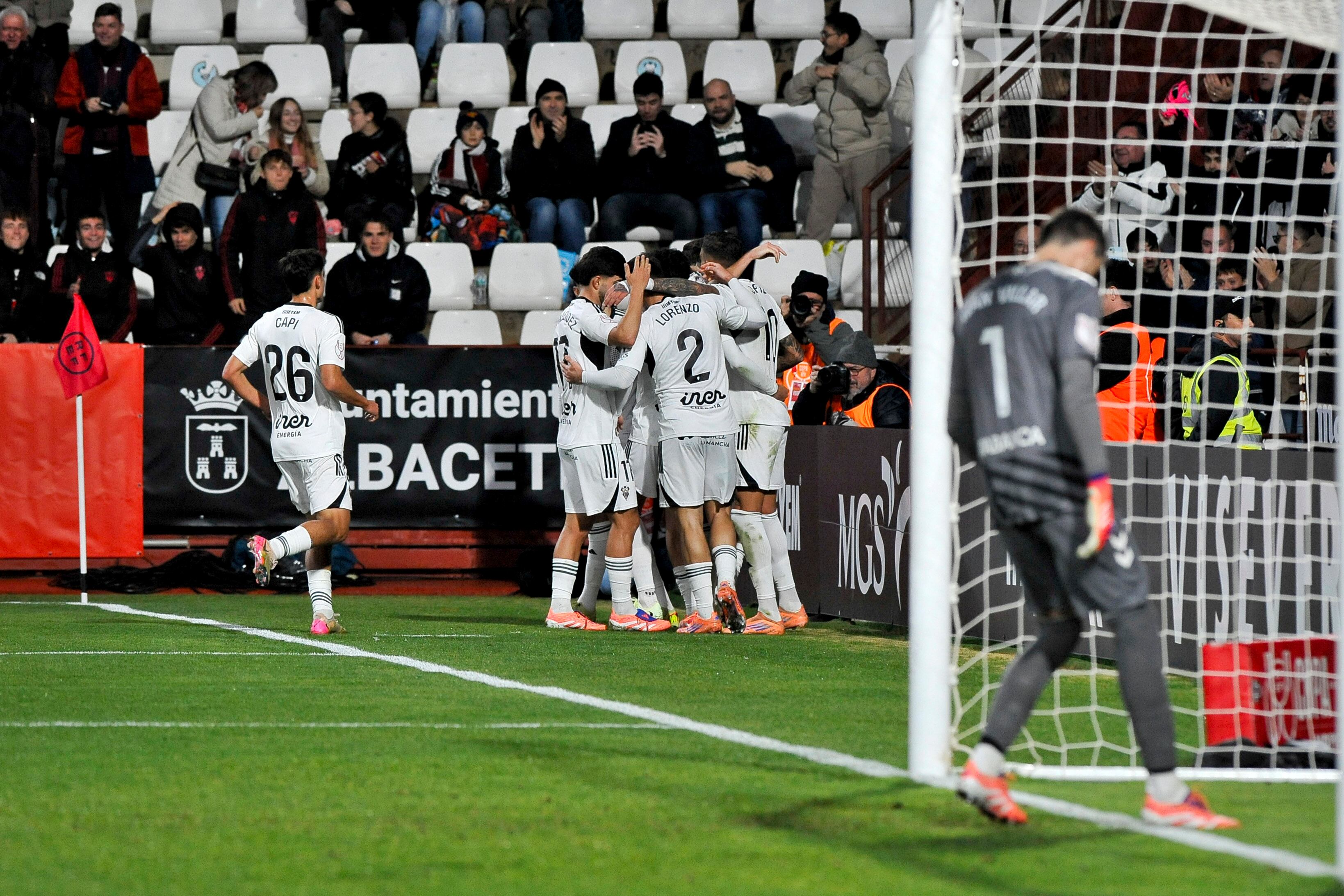 ALBACETE, 17/12/2025.- Los jugadores del Albacete celebran el primer gol de su equipo, obra de Jefté Betancor, durante el partido de dieciseisavos de final de la Copa del Rey de fútbol entre el Albacete y el Celta, este miércoles en el estadio Carlos Belmonte. EFE/ Manu