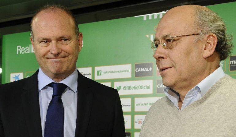 GRA141. SEVILLA, 22/12/2014.- El presidente del Real Betis Balompié, Juan Carlos Ollero (d), durante la presentación hoy del nuevo entrenador del equipo bético, Pepe Mel (i), que vuelve al club 385 días después de su destitución, período en el que han pasado por el banquillo cuatro técnicos. EFE/ Raúl Caro.