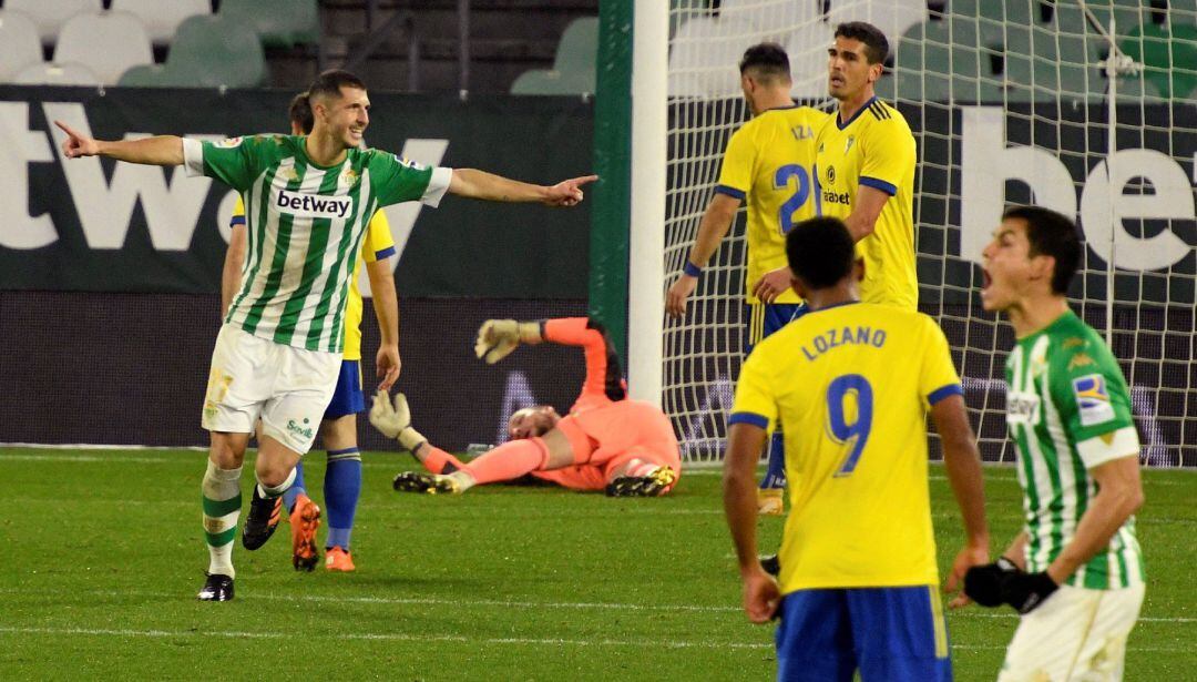 GRAF1271. SEVILLA. - El centrocampista argentino del Real Betis, Guido Rodríguez, celebra el primer gol del equipo andaluz durante el encuentro correspondiente a la decimoquinta jornada de Primera División que disputan esta noche frente al Cádiz en el estadio Benito Villamarín, en Sevilla. EFE Raúl Caro.