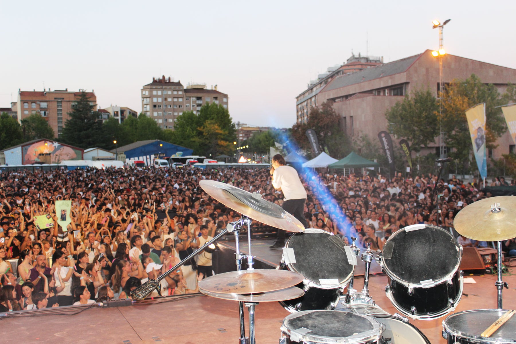 Imagen del inicio del concierto en la Plaça Al-Azraq con el dj Óscar Martínez