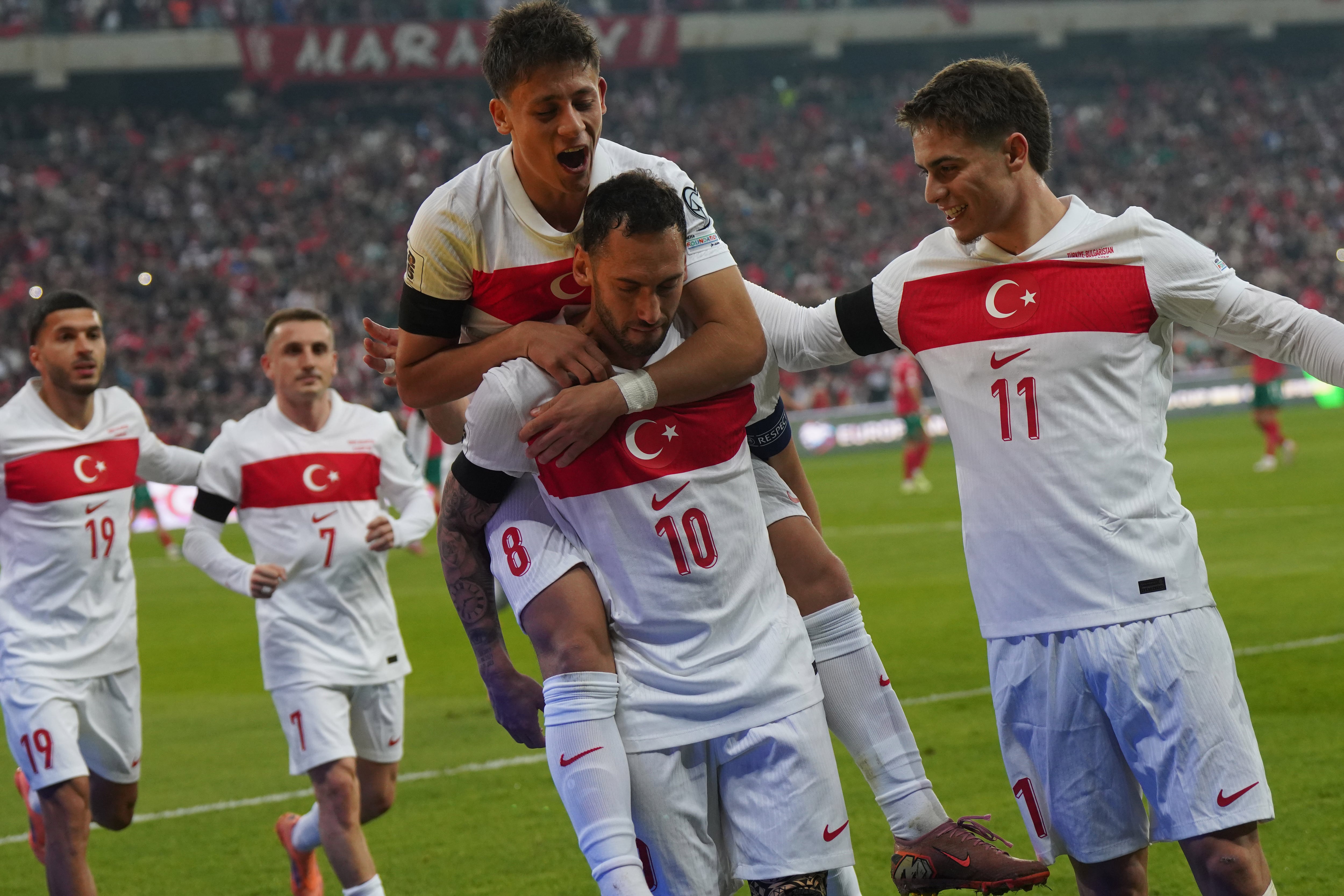 Hakan Calhanoglu, Yildiz y Arda Güler (Seskim Photo/MB Media/Getty Images).
