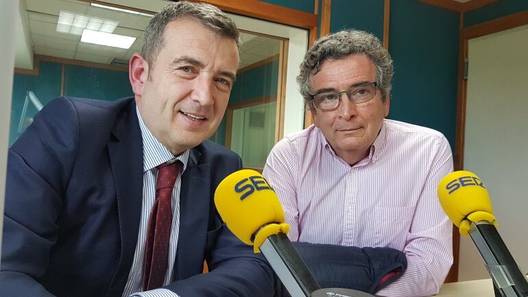 David González Pescador y Juan Guimerans en el estudio de La Ventana de Cantabria 