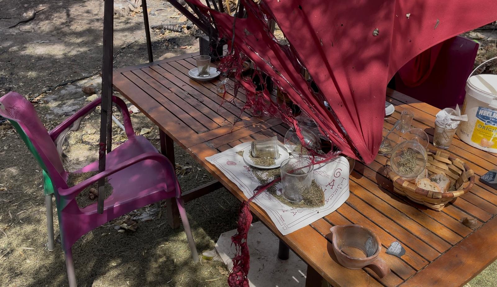 Sobre las mesas del restaurante de Javi y Marga todavía se pueden ver dos copas de cristal caídas, una panera con cuatro trozos de pan duro y una botella de licor.