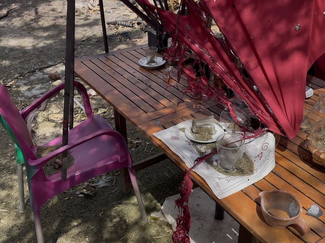 Sobre las mesas del restaurante de Javi y Marga todavía se pueden ver dos copas de cristal caídas, una panera con cuatro trozos de pan duro y una botella de licor.