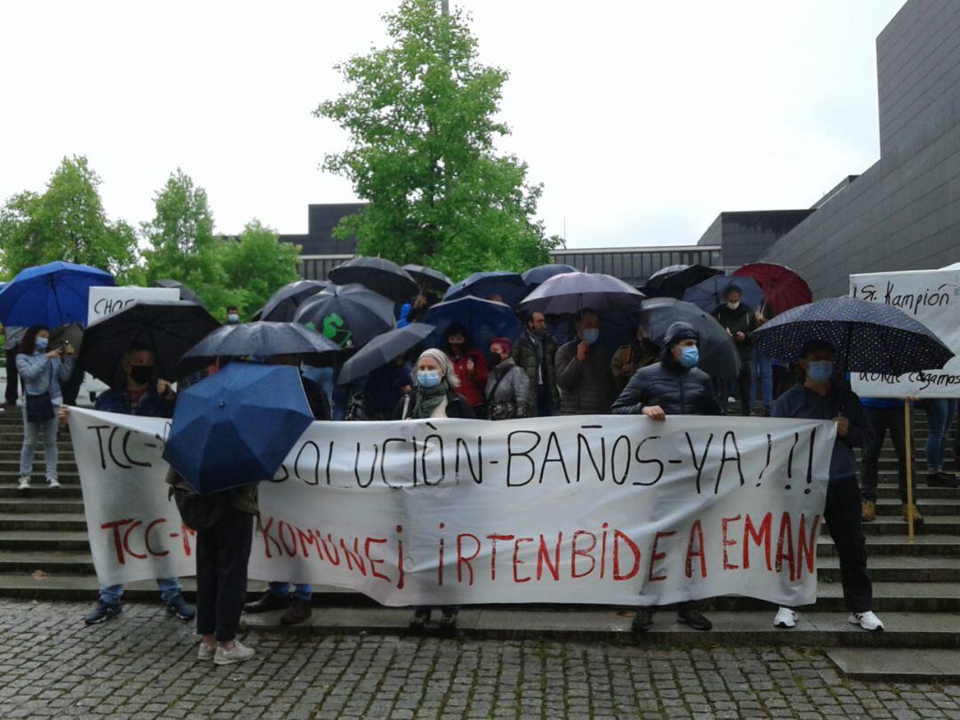 Trabajadores y miembros del comité de empresa de TCC en la concentración de este viernes ante la sede de la MCP