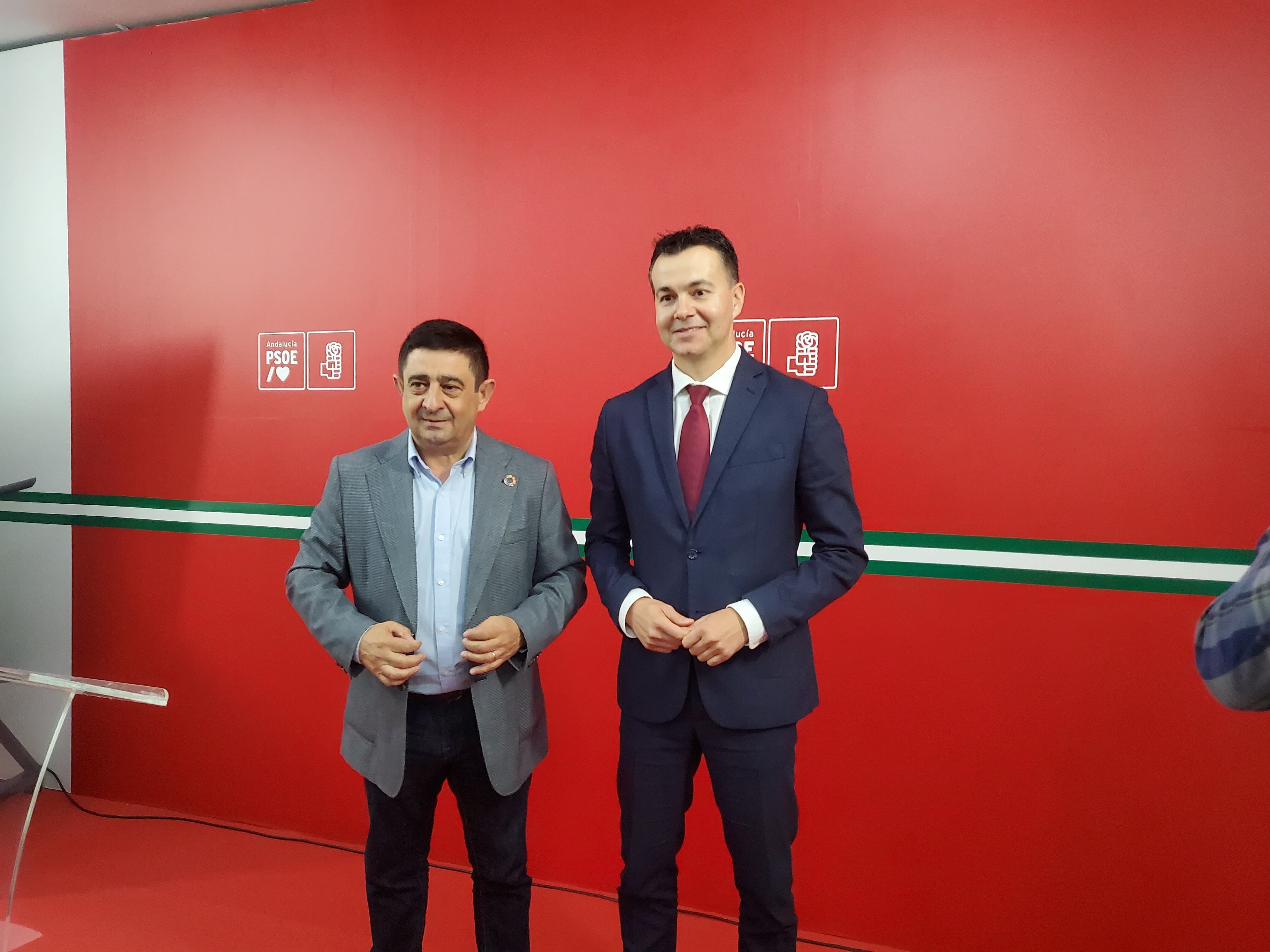 Francisco Reyes y Héctor Gómez en la sede provincial del PSOE.