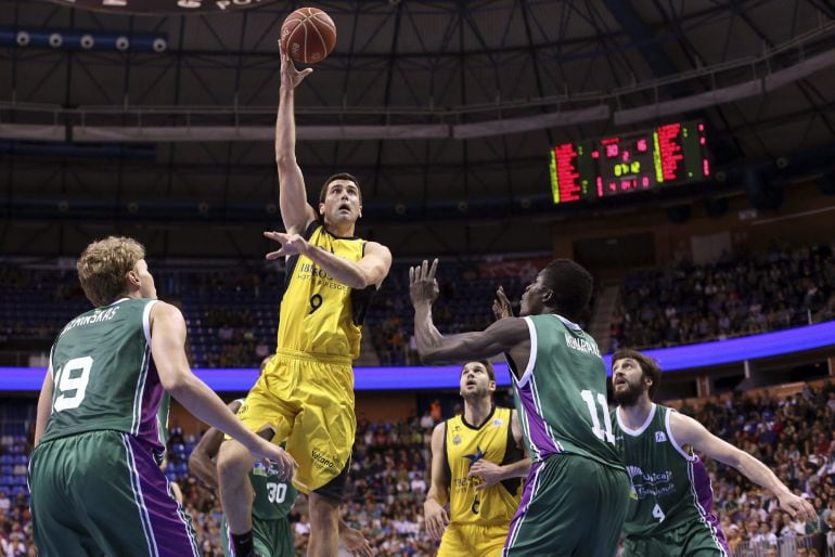 Blagota Sekulic tira a canasta en Málaga