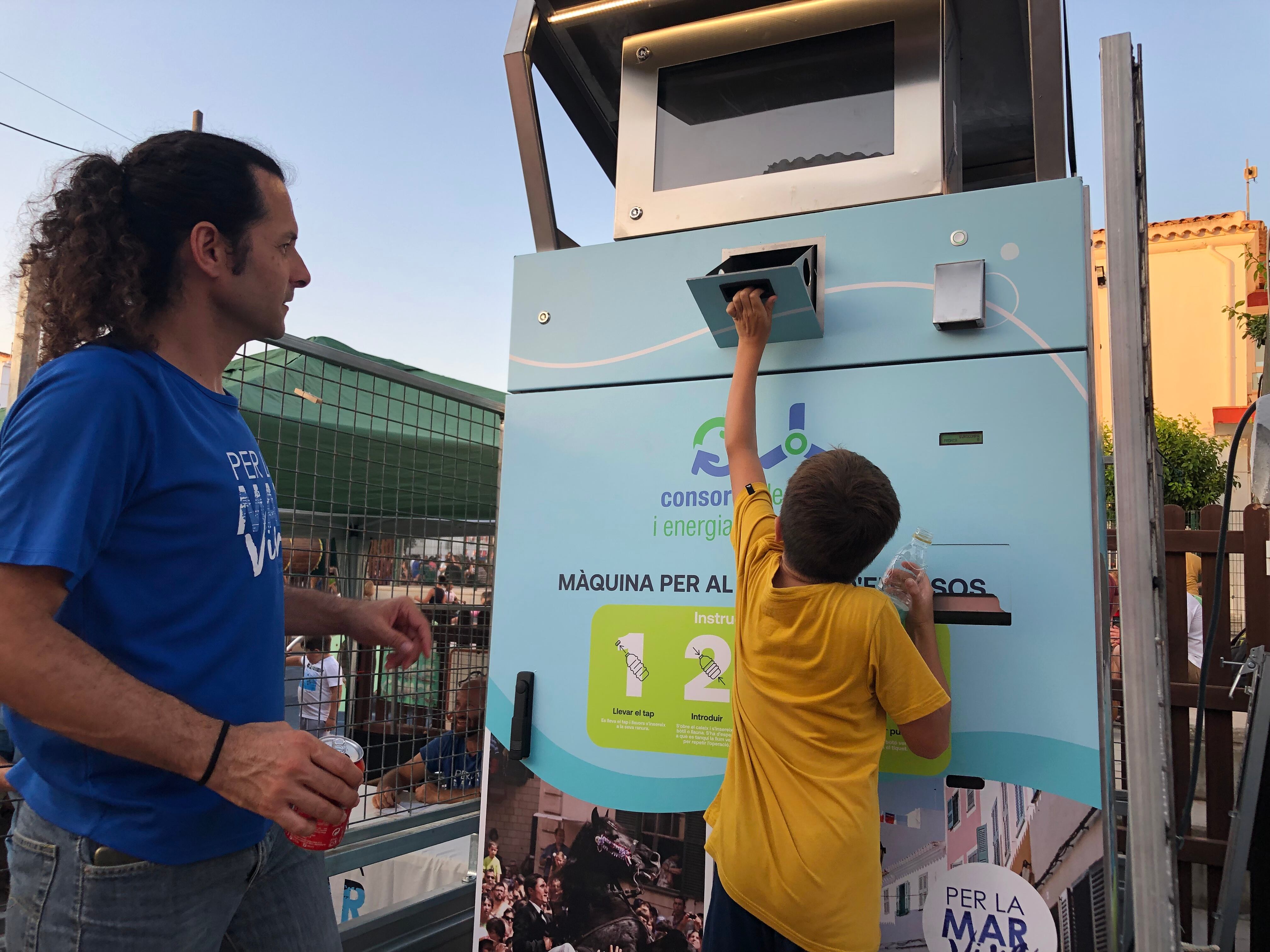 Un fillet deposita  un envàs el que li permetrà rebre cinc cèntims.