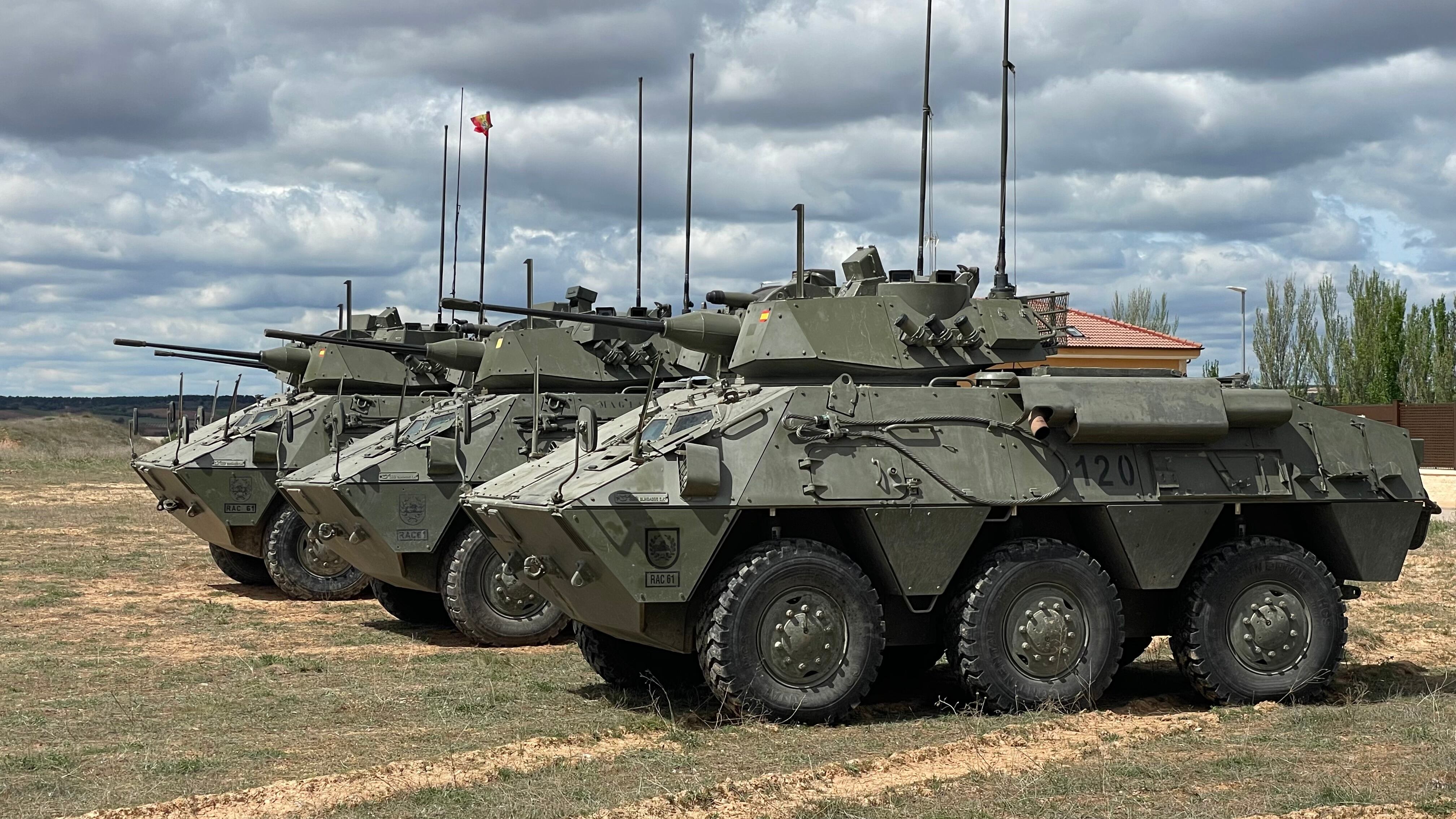 Exposición de material y vehículos militares en Gumiel de Mercado