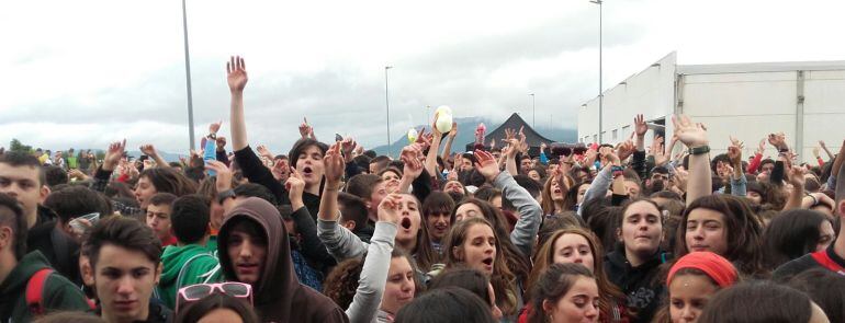 Miles de euskaltzales celebran la fiesta de las ikastolas en Agurain