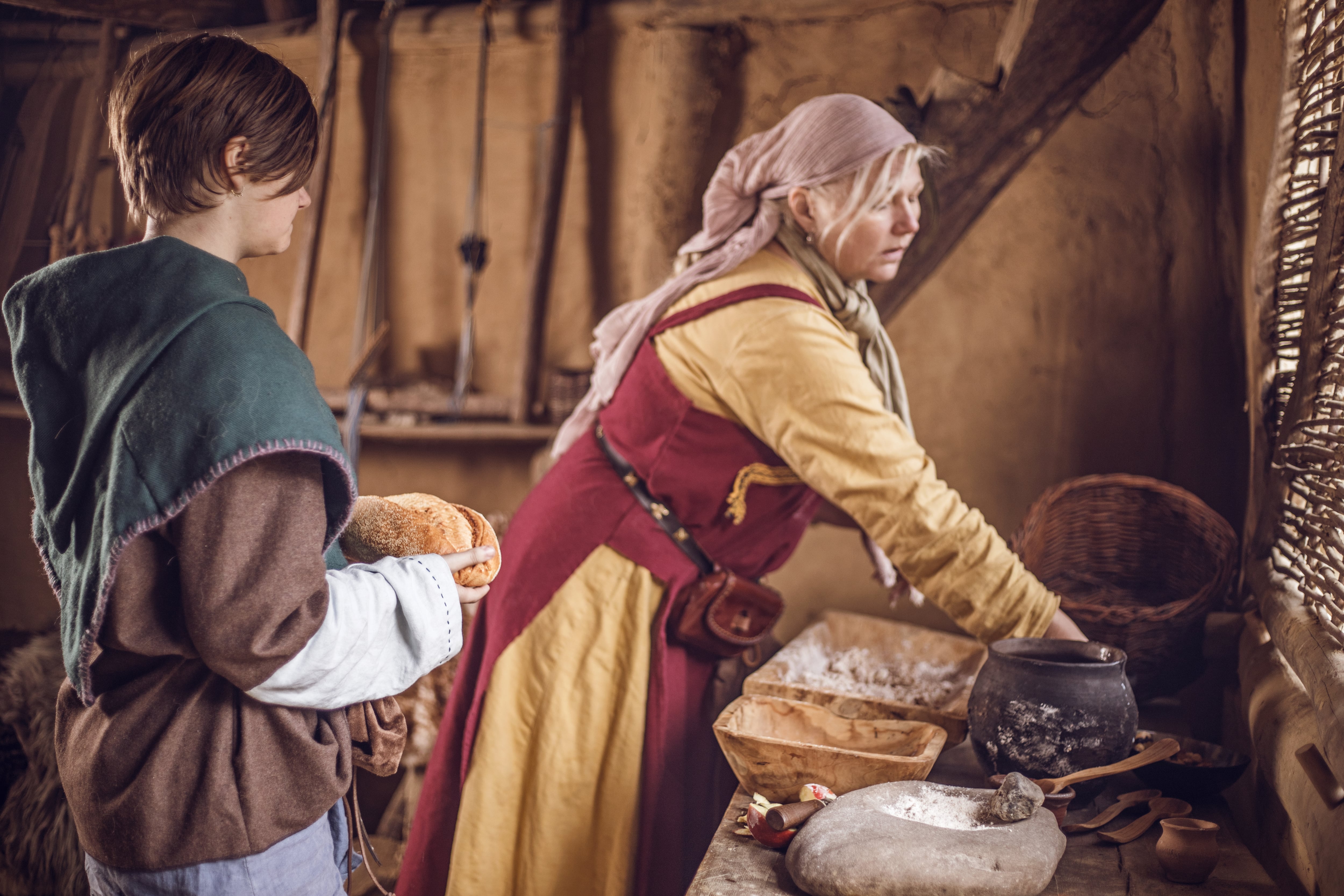 Una madre cocinando frente a su hijo.