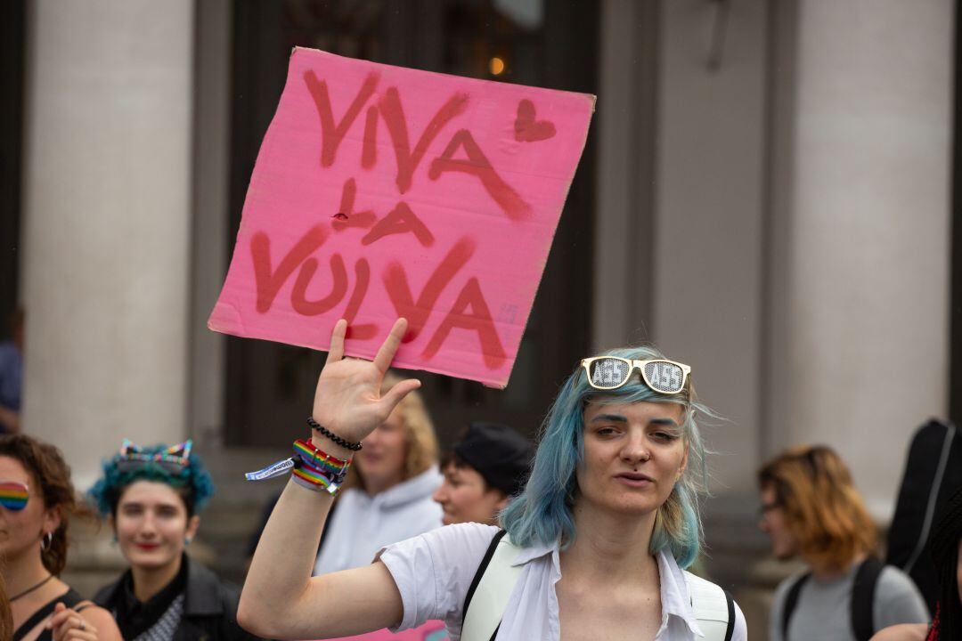 Una manifestante muestra un cartel durante una protesta contra el sexismo en Munich (Alemania)