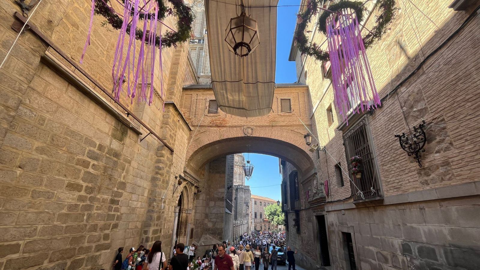 Imagen de una de las calles engalanadas en el Casco Histórico de Toledo con la llegada del Corpus