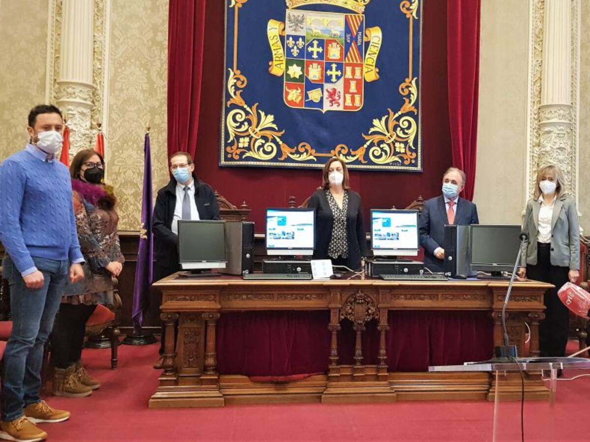 La Diputación de Palencia entrega 40 ordenadores para los centros educativos de la provincia