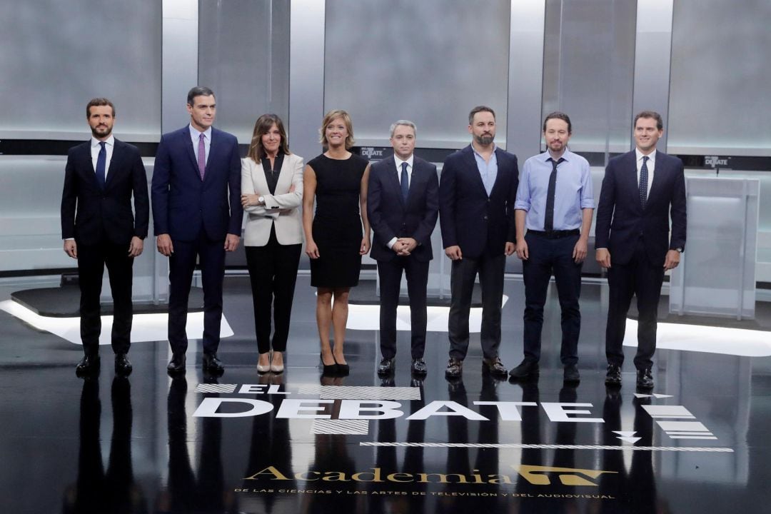 Vicente Vallés poco antes de iniciarse el debate junto a María Casado, presidenta de la Academia de la Televisión, Ana Blanco y los candidatos.