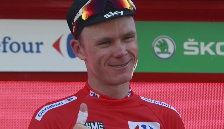 Chris Froome saluda desde el podio de La Vuelta