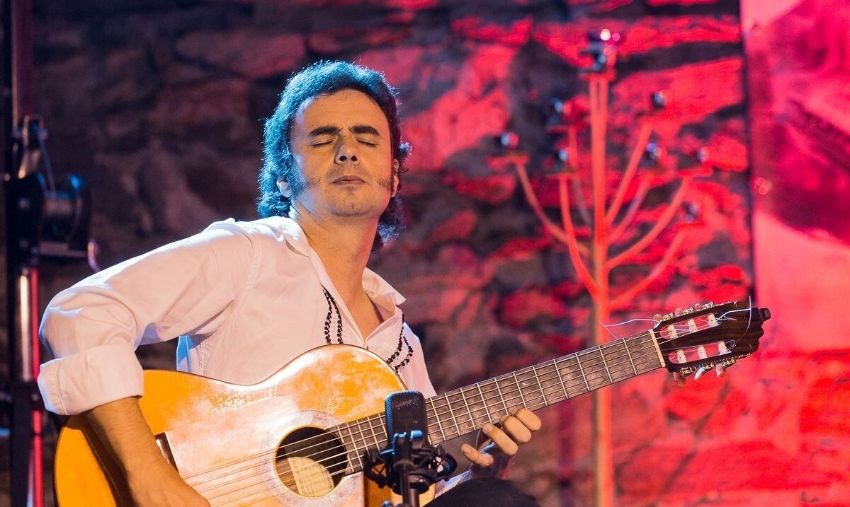 Pedro Navarro rinde tributo a Paco de Lucía en el último concierto de Luz Binéfar