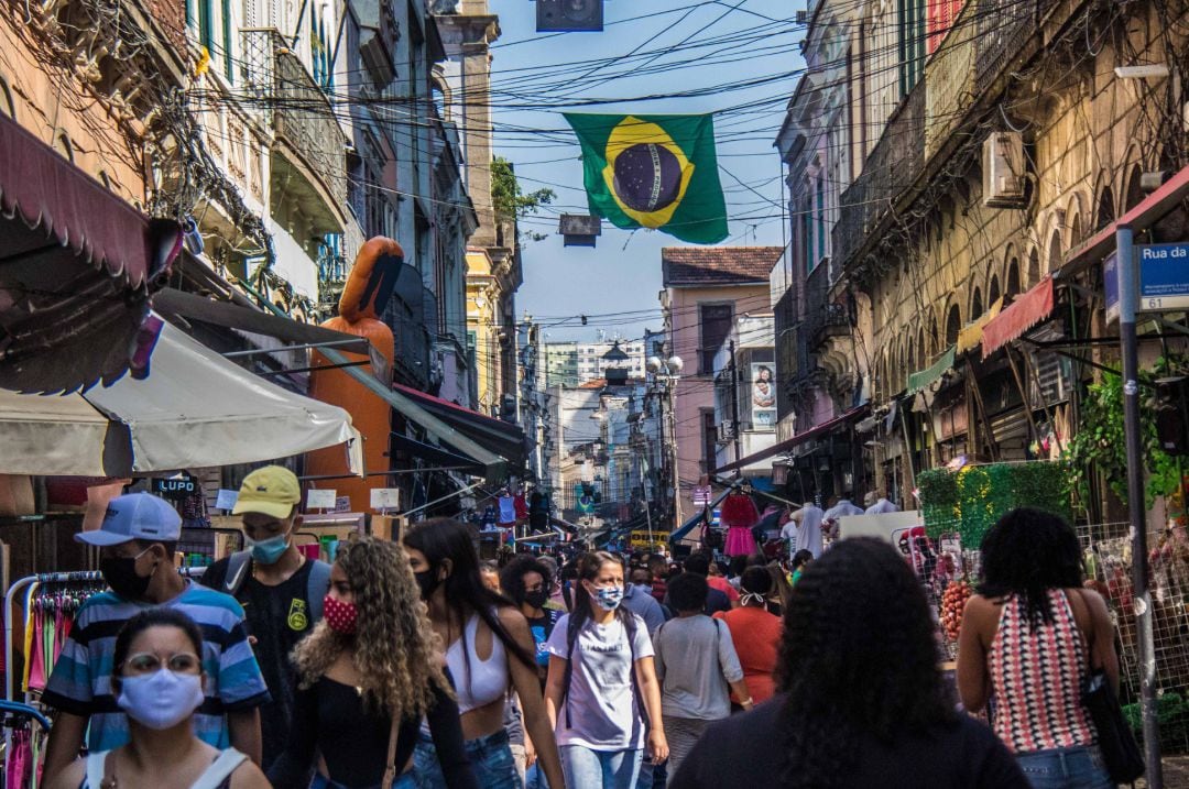 Ciudadanos con mascarilla paseando por Río de Janeiro.